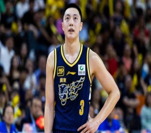 加盟最強(qiáng)表現(xiàn)！張鎮(zhèn)麟23+5三分爆發(fā)率上海最多領(lǐng)先23分雙殺廣東