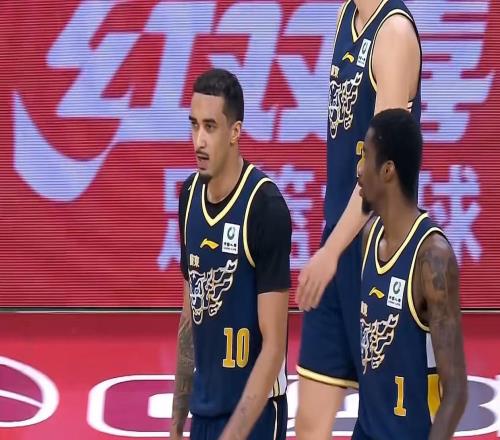 恭喜杜鋒！廣東隊迎來內線補強機會，美國男籃主力中鋒可能加盟