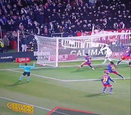 阿爾瓦塞特的進攻被馬丁成功解圍，裁判激動舉起雙手慶祝_西甲直播