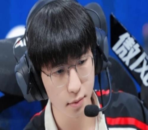 Elk：我覺得輸?shù)哪莾删钟⑿凼炀毝葲]那么夠，然后失誤比較多