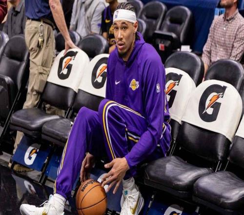 壞消息，湖人隊杰克遜海耶斯因推搡奇才隊吉祥物被禁賽一場