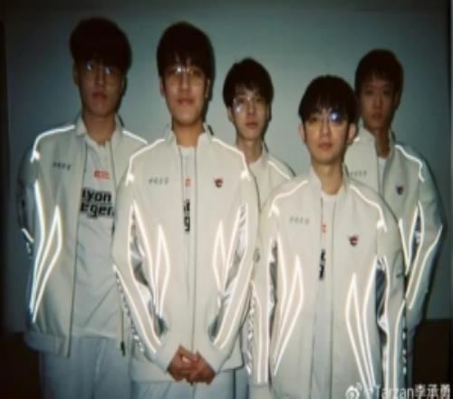 昨日賽后Tarzan被粉絲線下說“下一把請打好一點(diǎn)”，愛笑發(fā)言保護(hù)