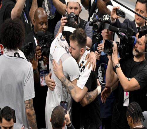 賺了，獨(dú)行俠隊(duì)在戴維斯送到奇才隊(duì)后，東契奇的交易回報(bào)情況更新