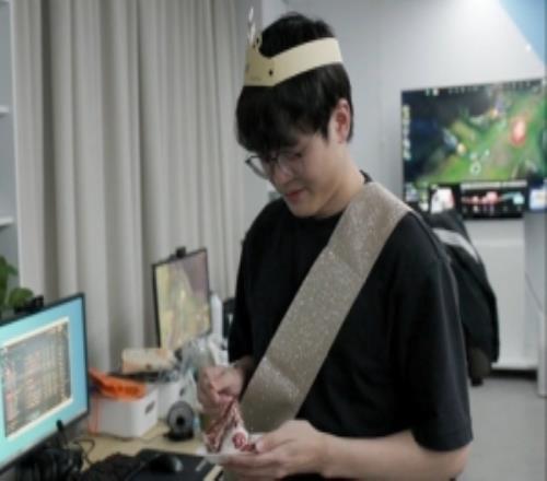 BLG發布視頻：吹蠟燭許愿吧！讓我們一起祝Xun選手生日快樂