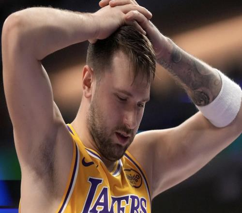 雷迪克：東契奇腿筋酸痛會(huì)接受檢查，目前判斷傷勢還為時(shí)過早