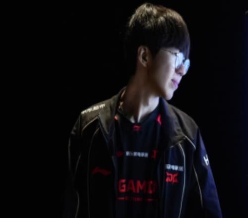 JDG粉絲狂噴打野Junjia：打野在玩他的老馮這個(gè)賽段送夠了嗎