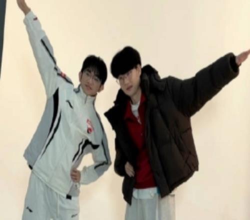 BLG發布視頻：來一點電競春晚無實物表演后的小饃小鼠合照環節