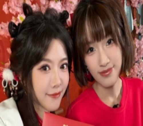 主持人駱歆曬照：今天來現(xiàn)場都跟大家一起看電競春晚啦！