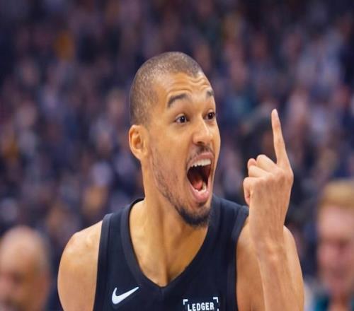 單賽季4殺衛(wèi)冕冠軍！文班亞馬劃水22+14+2封蓋，馬刺輕取殘陣雷霆