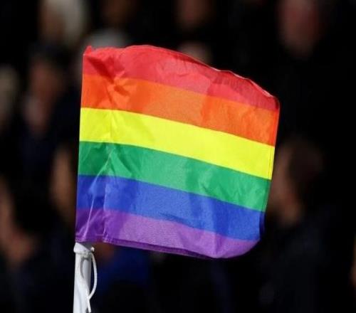 TA：英超取消佩戴彩虹隊長袖標的規(guī)定，計劃推行“彩虹足球”