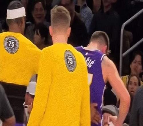 東契奇退賽怒踢廣告牌，湖人險勝76人：里夫斯居然帶的動詹姆斯