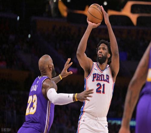 東契奇傷退，湖人逆轉76人，誰是贏球功臣數據不說謊！里皇太強