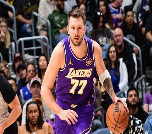 詹姆斯8失誤，湖人驚險贏球！里夫斯35分表現搶眼，東契奇傷退