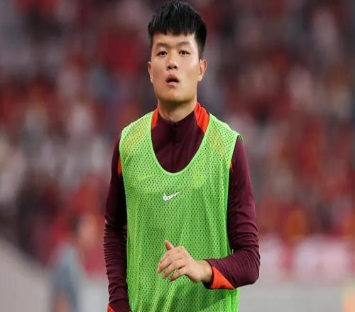 恭喜！中國(guó)男足21歲新星登陸豪門，標(biāo)王價(jià)加盟海港，接班傳奇國(guó)腳