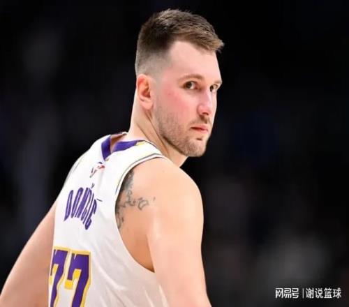 湖人主場逆轉三喜臨門，里夫斯為東詹兜底，新援射手能無縫銜接