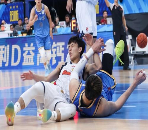 徐杰健康時不選，傷了又征召，球迷怒批郭士強：就不能召郭昊文