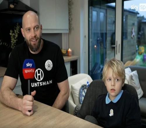 狼隊(duì)被“偷雞”小球迷父親：后來(lái)去球場(chǎng)他們都叫我偷雞塊賊