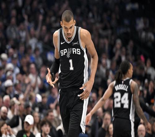 文班亞馬的全能表現(xiàn)讓防守者心煩意亂難以對付的籃球怪獸_NBA直播