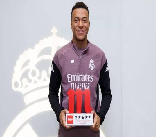 榮耀時(shí)刻，姆巴佩在訓(xùn)練基地領(lǐng)取了皇馬1月最佳球員獎(jiǎng)杯