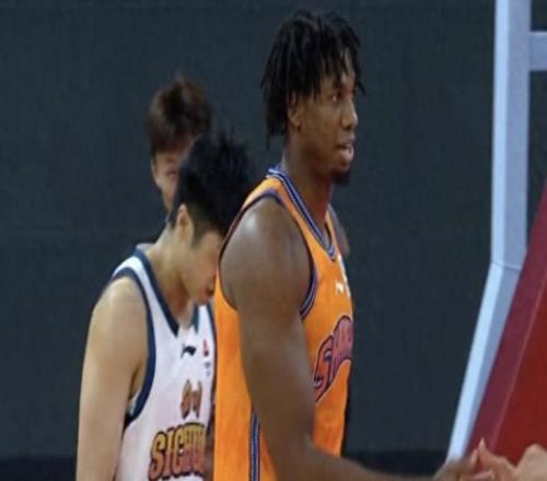 洛夫頓31分上海戰(zhàn)勝?gòu)V東闖進(jìn)杯賽四強(qiáng)，賽季三殺打服廣東