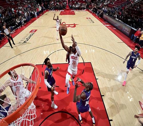 本來進攻就一片混亂，結果火箭還讓他長時間留在場上拖累空間