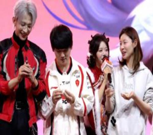 這是什么鬼才策劃！峽谷先鋒秀表演賽結(jié)束后現(xiàn)場開始包餃子