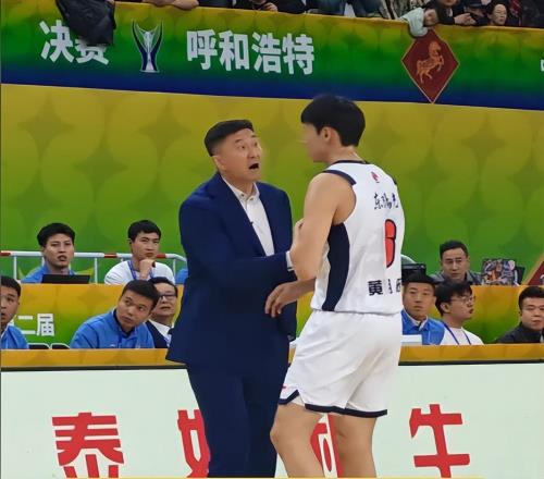 破案！黃明依下半場被杜鋒棄用的原因找到，廣東球迷說出大實話