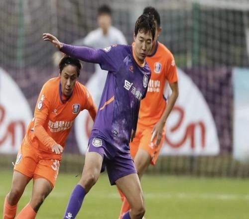 收了李帥4萬元！31歲后衛站法院門口拍照起訴足協：要讓骯臟現形