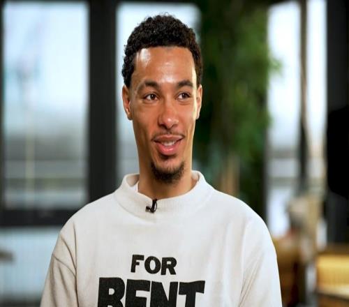 ?；倏耍簝簳r偶像是內(nèi)馬爾和本澤馬我很喜歡利物浦口音