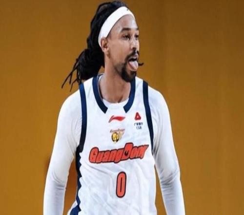 CBA最荒唐一幕！廣東慘敗夜薩林杰卻笑了：場邊玩手機(jī)直接擺爛了