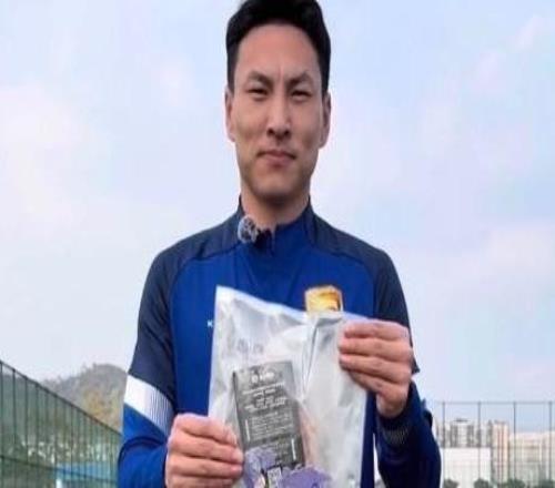 前鋒閆鵬隨鯤城冬訓，他曾幫助英博完成中冠到中超的三連跳