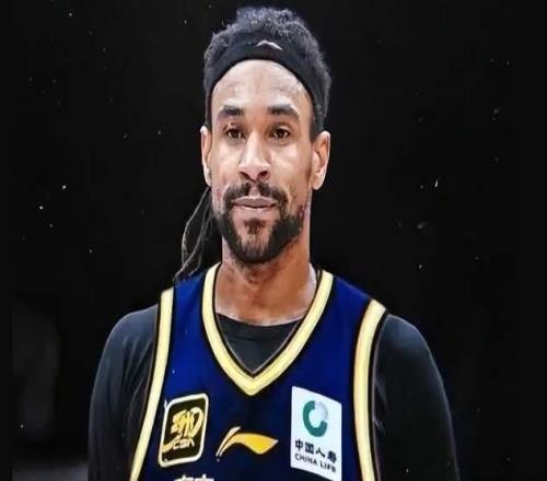 離譜！戴著耳機(jī)刷手機(jī)，廣東強(qiáng)援躺平，杜鋒拿他沒(méi)辦法，快裁掉吧