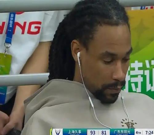 轟下45+19+11！廣東內(nèi)線又又被吊打，薩林杰戴耳機(jī)玩手機(jī)引爭議