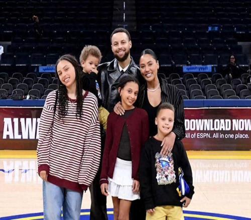 庫里全家福：37歲全明星首發，5960萬年薪NBA第一，4個娃都像他