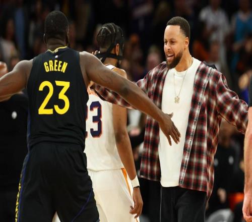 興奮不已，庫里帶傷沖進球場慶祝勇士隊大逆轉(zhuǎn)太陽隊的精彩表現(xiàn)