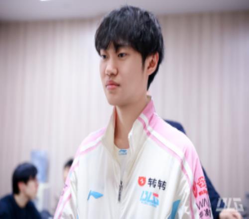 左大哥也跟團了Knight評論Bin社媒動態：看你表演！