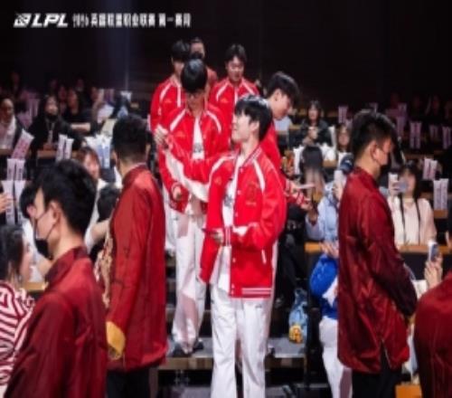 LPL發(fā)布電競春晚現(xiàn)場返圖：紅包納福來，紅裝添喜氣！
