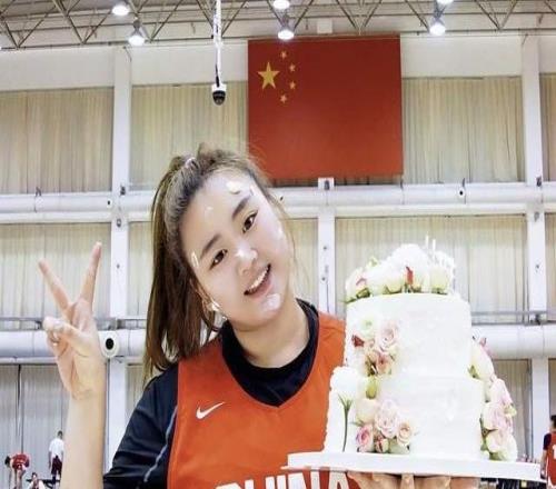 中國女籃最新全家福出爐！劉禹彤迎來25歲生日，全隊為她送上祝福