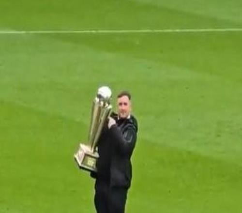 飛鏢冠軍、曼聯球迷利特勒現場嘲諷熱刺球迷，離場時被辱罵