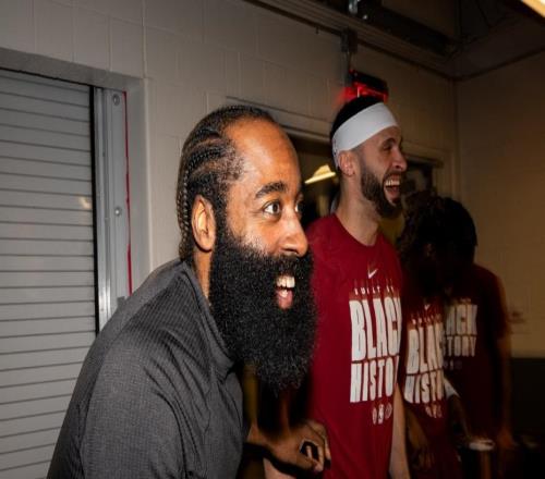 末節(jié)15分連中關(guān)鍵球！哈登騎士首秀成逆轉(zhuǎn)功臣轟23+8減壓米切爾