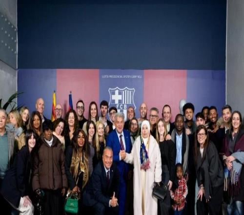 世體報道拉波爾塔本屆主席卸任日：溫情滿滿，與球員家屬合影