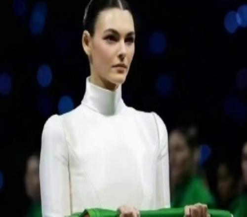 怪不得小李子浪子回頭！冬奧會開幕式萊昂納多超模未婚妻優雅現身交接國旗