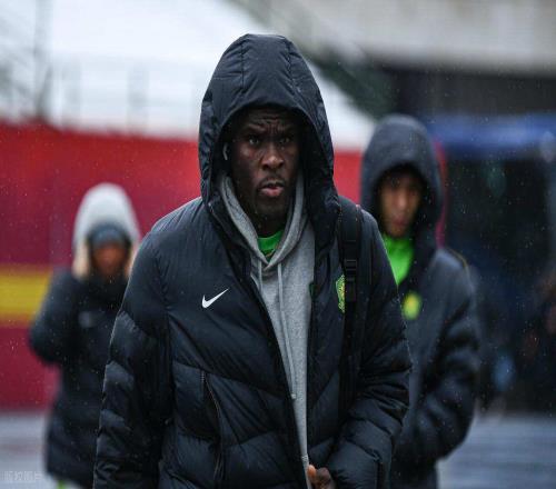 恩加德烏已正式官宣加盟重慶銅梁龍，未來(lái)將成防守核心，值得期待