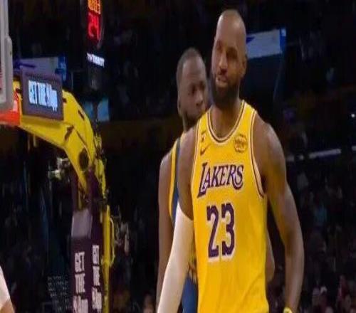 錯哥首秀爆登了！格林怒噴詹姆斯，拳打里夫斯！