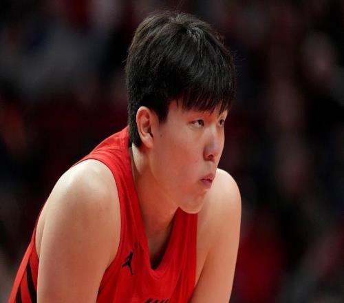 裁判針對楊瀚森，3分鐘3犯太離譜！小楊沒受影響，賽后敘舊換球衣