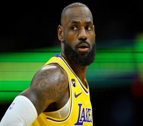 詹姆斯你太狠了，連續2場刷新NBA歷史紀錄，球迷：還能再拿大合同