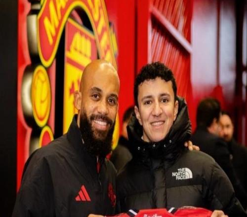 紅牛F1車隊(duì)車手哈賈爾現(xiàn)場(chǎng)觀看曼聯(lián)vs熱刺，并獲贈(zèng)姆伯莫球衣