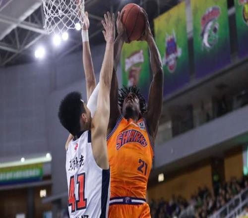 央視直播！CBA半決賽打響，山東VS上海勝負(fù)難料，盧偉衛(wèi)冕遇阻