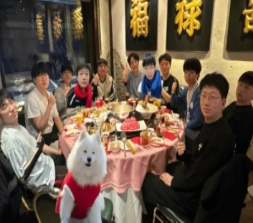 常規賽收官后，AL分享聚餐合影：祝大家新年快樂，馬年見