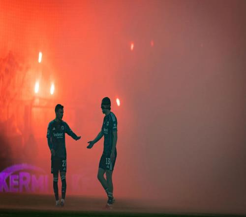 慶祝俱樂(lè)部成立60周年，柏林聯(lián)合球迷在看臺(tái)大放焰火導(dǎo)致比賽暫停